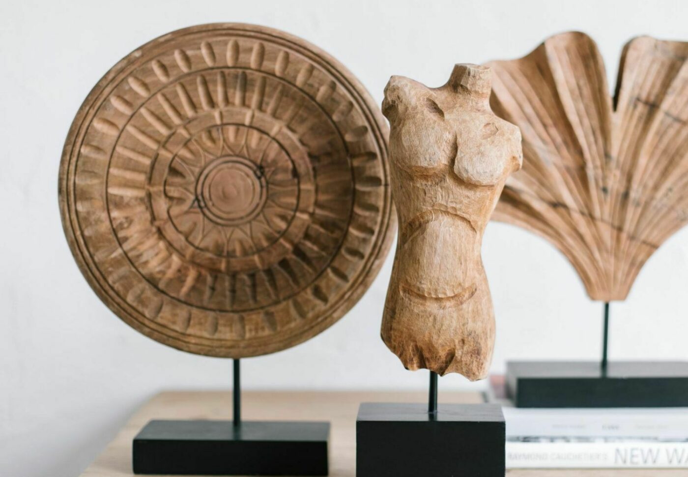Figura decorativa de madera maya